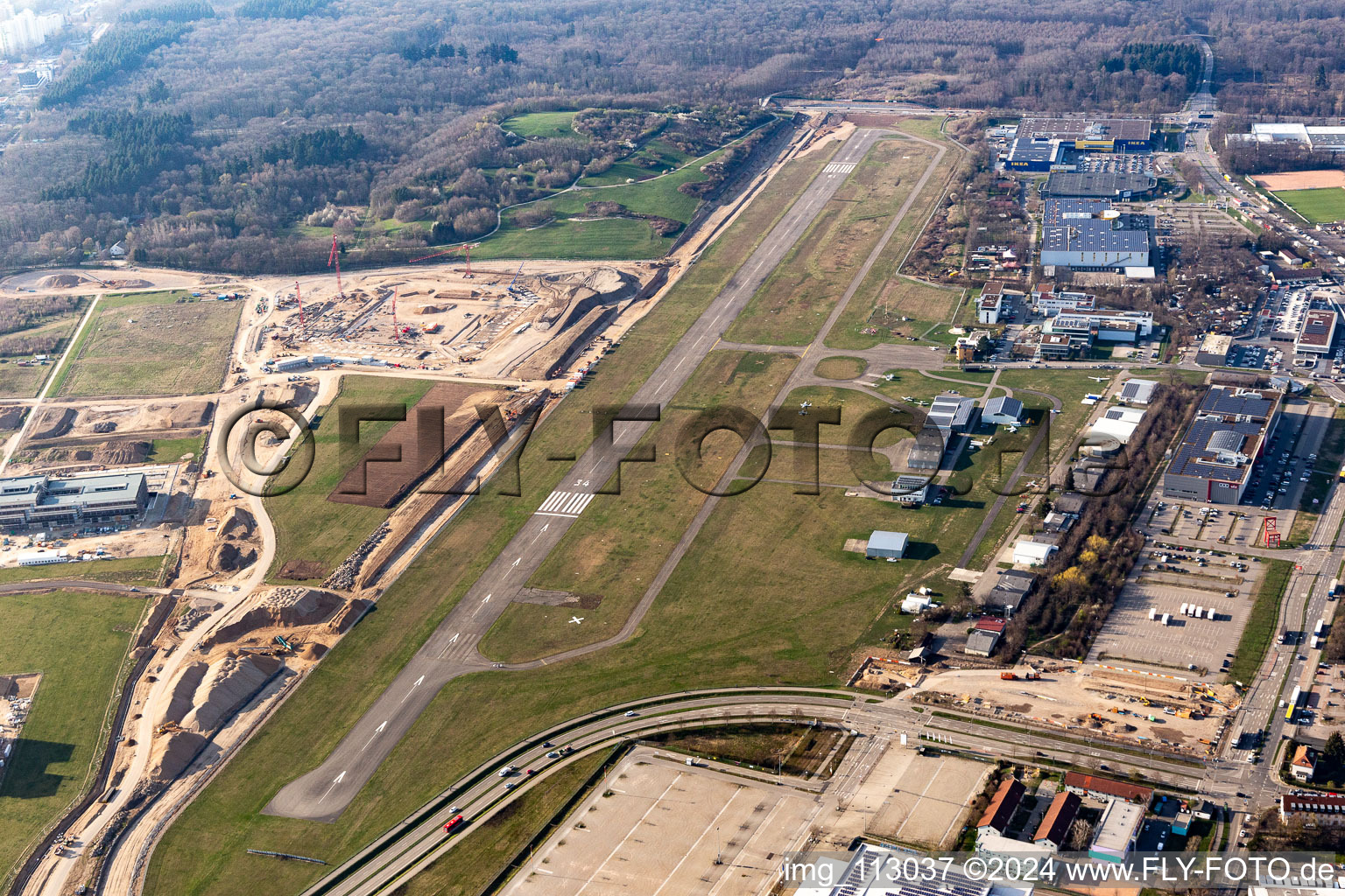 Vue aérienne de Halls, tour de contrôle, zone de tarmac et parking pour avions sur l'aérodrome à le quartier Brühl in Freiburg im Breisgau dans le département Bade-Wurtemberg, Allemagne