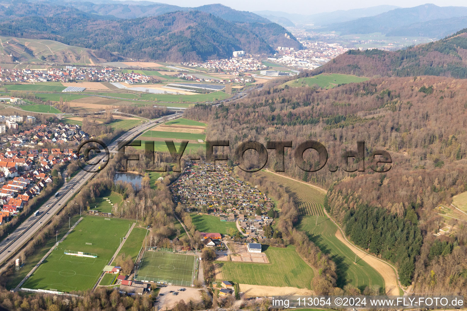 Vue aérienne de Paysage de vallée de l'Elztal entouré de montagnes à Denzlingen dans le département Bade-Wurtemberg, Allemagne