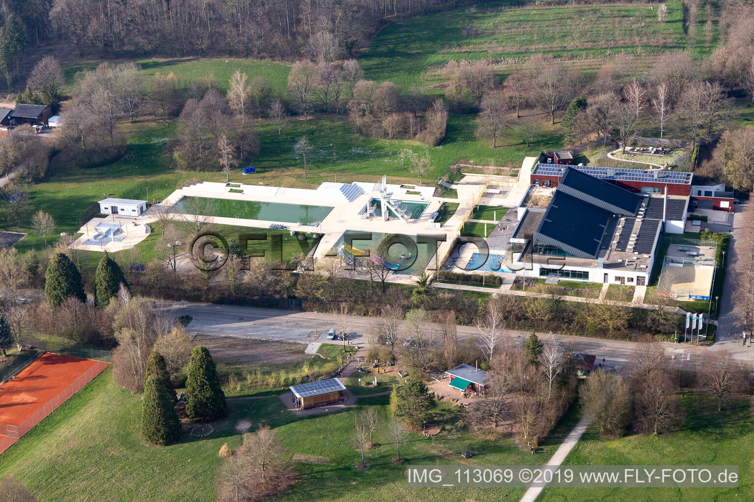 Vue aérienne de Piscine de la piscine sportive & familiale MACH´ BLAU Denzlingen à Denzlingen dans le département Bade-Wurtemberg, Allemagne