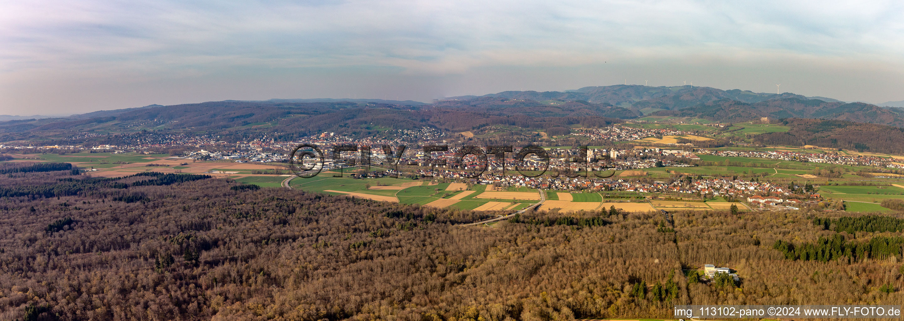 Vue aérienne de Zone urbaine avec périphérie et centre-ville à Emmendingen dans le département Bade-Wurtemberg, Allemagne