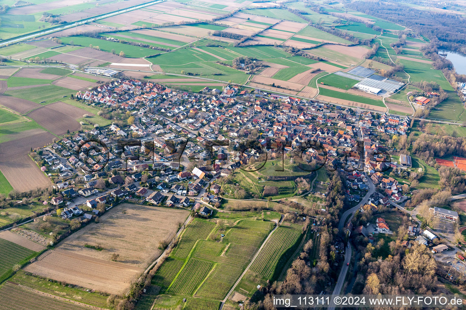 Vue aérienne de Les zones agricoles et les limites des champs entourent la zone de peuplement du village à le quartier Nimburg in Teningen dans le département Bade-Wurtemberg, Allemagne