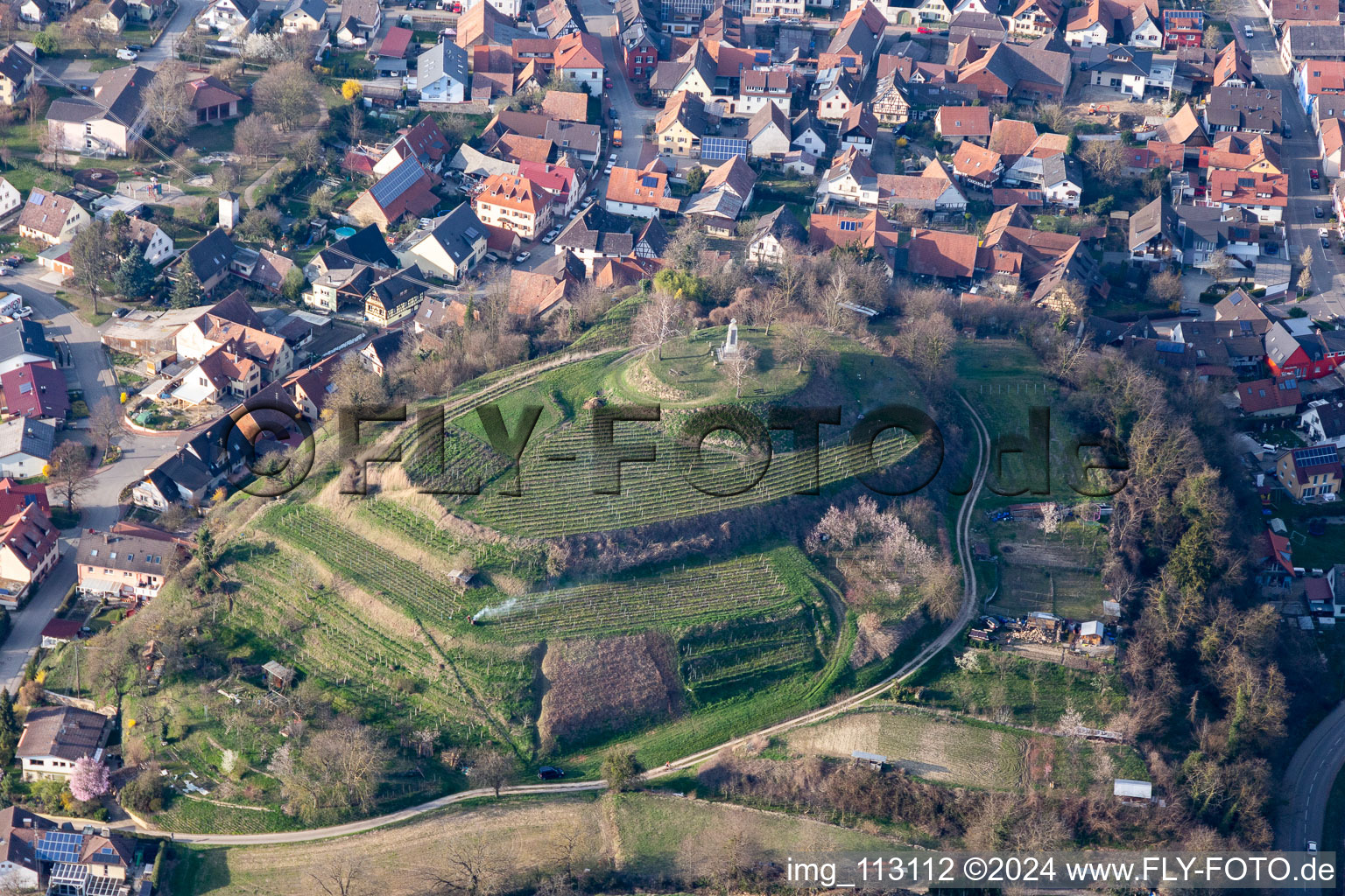 Vue aérienne de Monument sur la montagne de l'ancien château à le quartier Nimburg in Teningen dans le département Bade-Wurtemberg, Allemagne