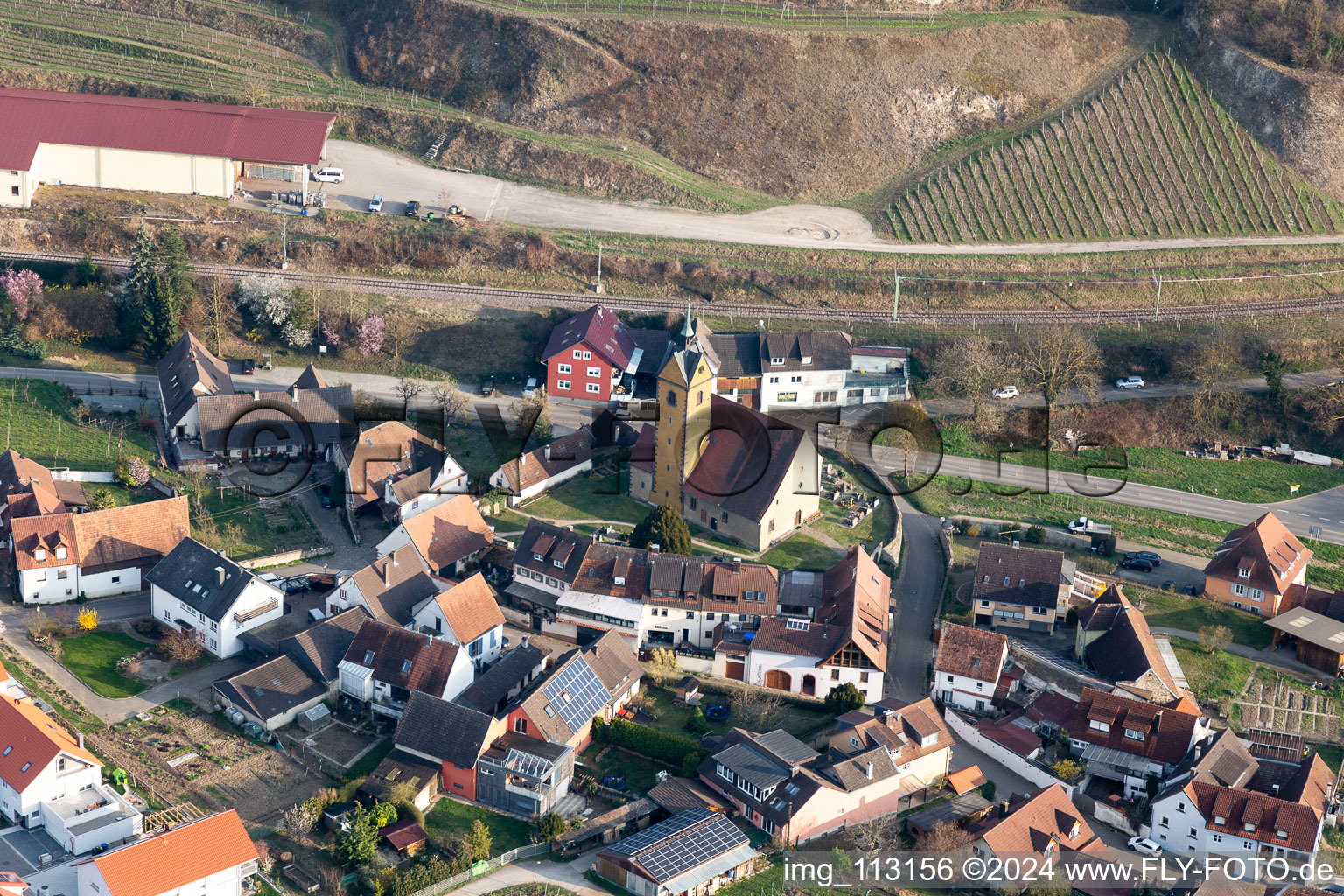 Vue aérienne de Saint Michel à le quartier Oberrotweil in Vogtsburg im Kaiserstuhl dans le département Bade-Wurtemberg, Allemagne