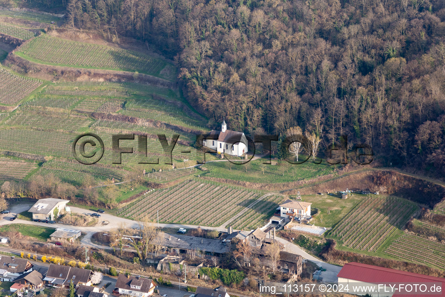 Vue aérienne de Saint Pantaléon à le quartier Oberrotweil in Vogtsburg im Kaiserstuhl dans le département Bade-Wurtemberg, Allemagne