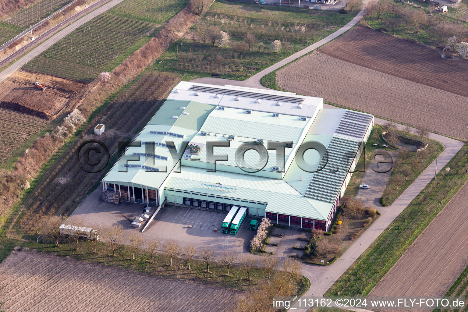 Vue aérienne de Marché de gros de producteurs dans le sud de Baden à Vogtsburg im Kaiserstuhl dans le département Bade-Wurtemberg, Allemagne