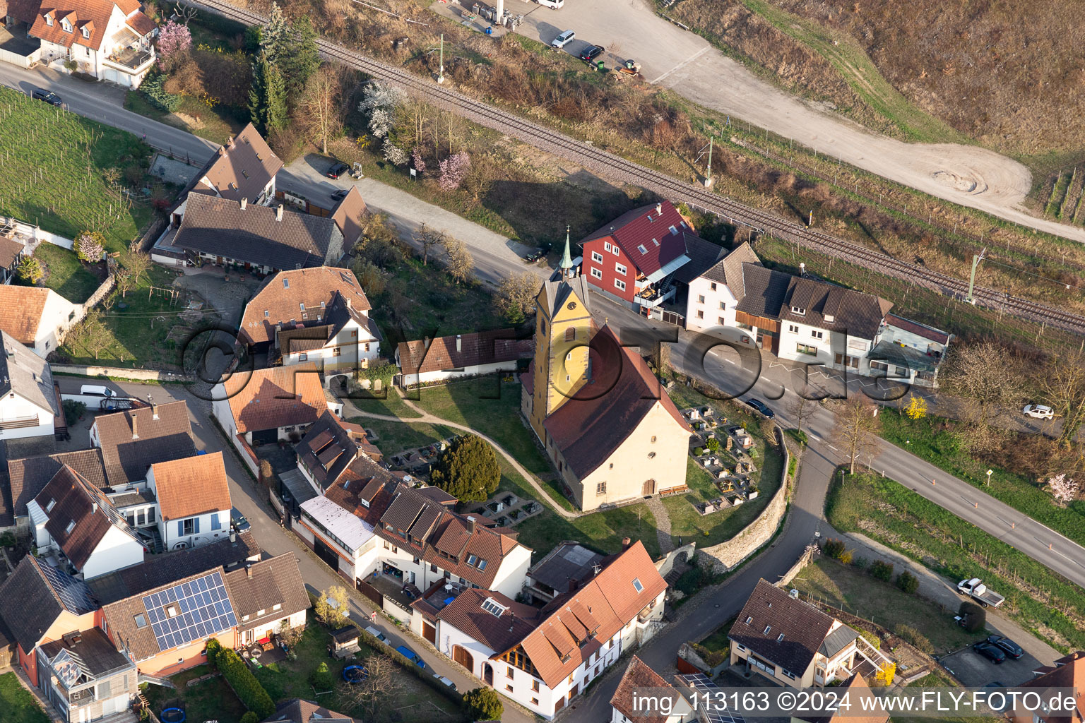 Vue aérienne de Bâtiment de l'église Saint-Michel dans le quartier de Niederrotweil à le quartier Oberrotweil in Vogtsburg im Kaiserstuhl dans le département Bade-Wurtemberg, Allemagne