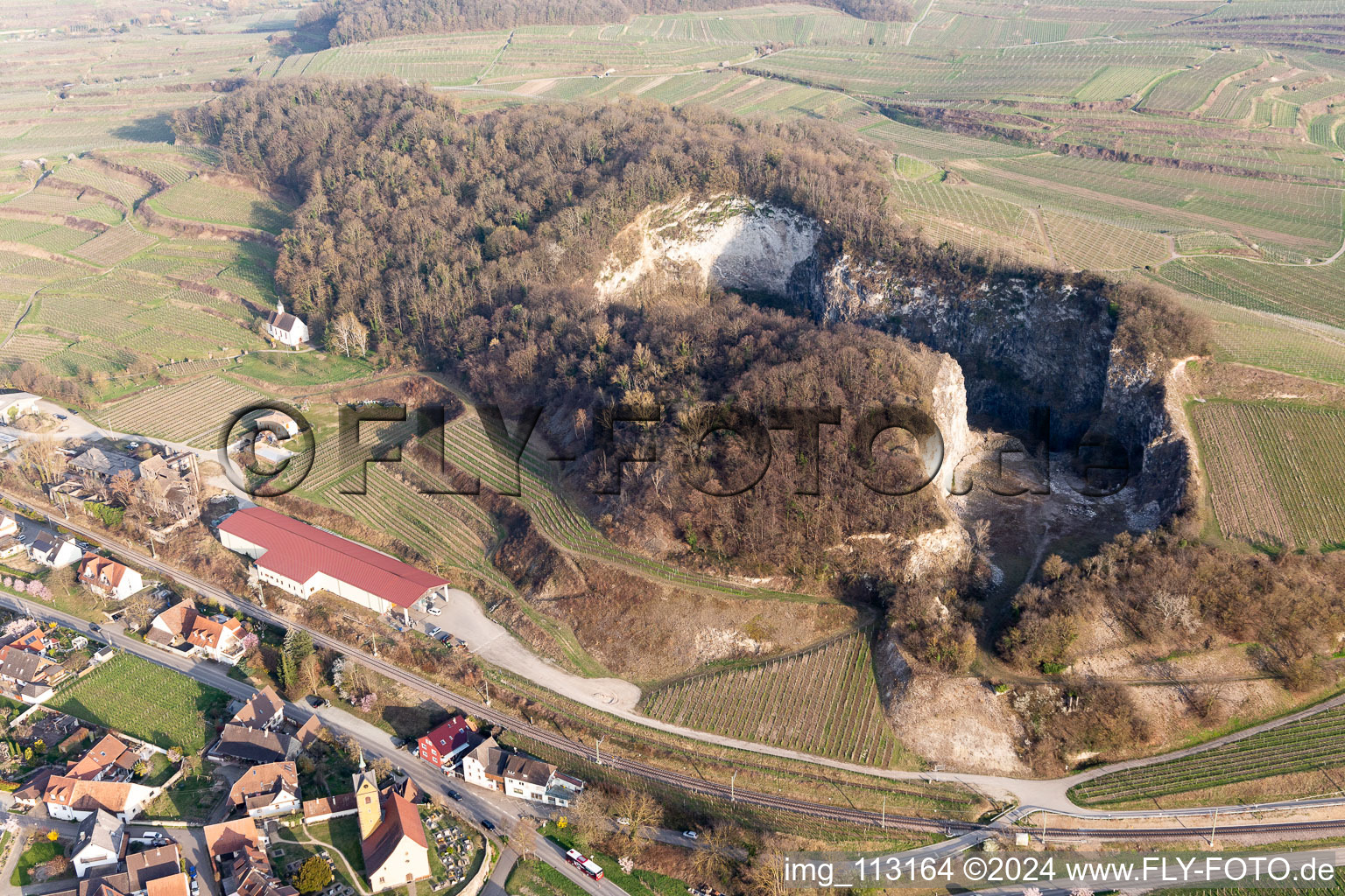 Vue aérienne de Ancienne carrière à le quartier Oberrotweil in Vogtsburg im Kaiserstuhl dans le département Bade-Wurtemberg, Allemagne