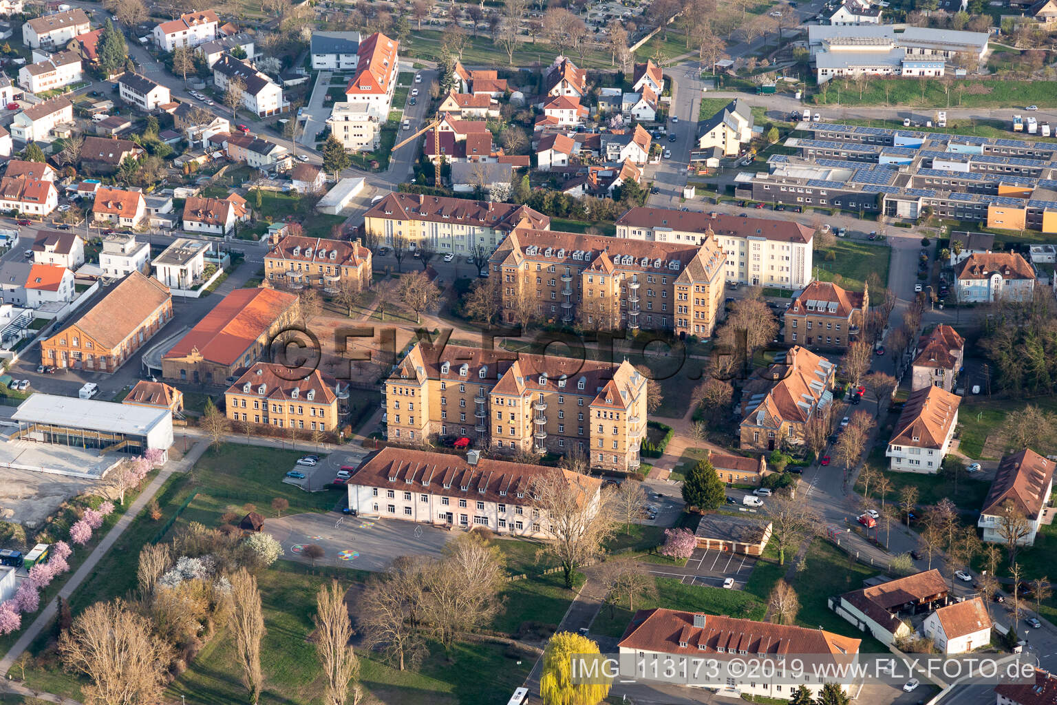 Vue aérienne de Vue sur les rues et les maisons le long de la Hafenstrasse - Rheintorstrasse à Breisach am Rhein dans le département Bade-Wurtemberg, Allemagne