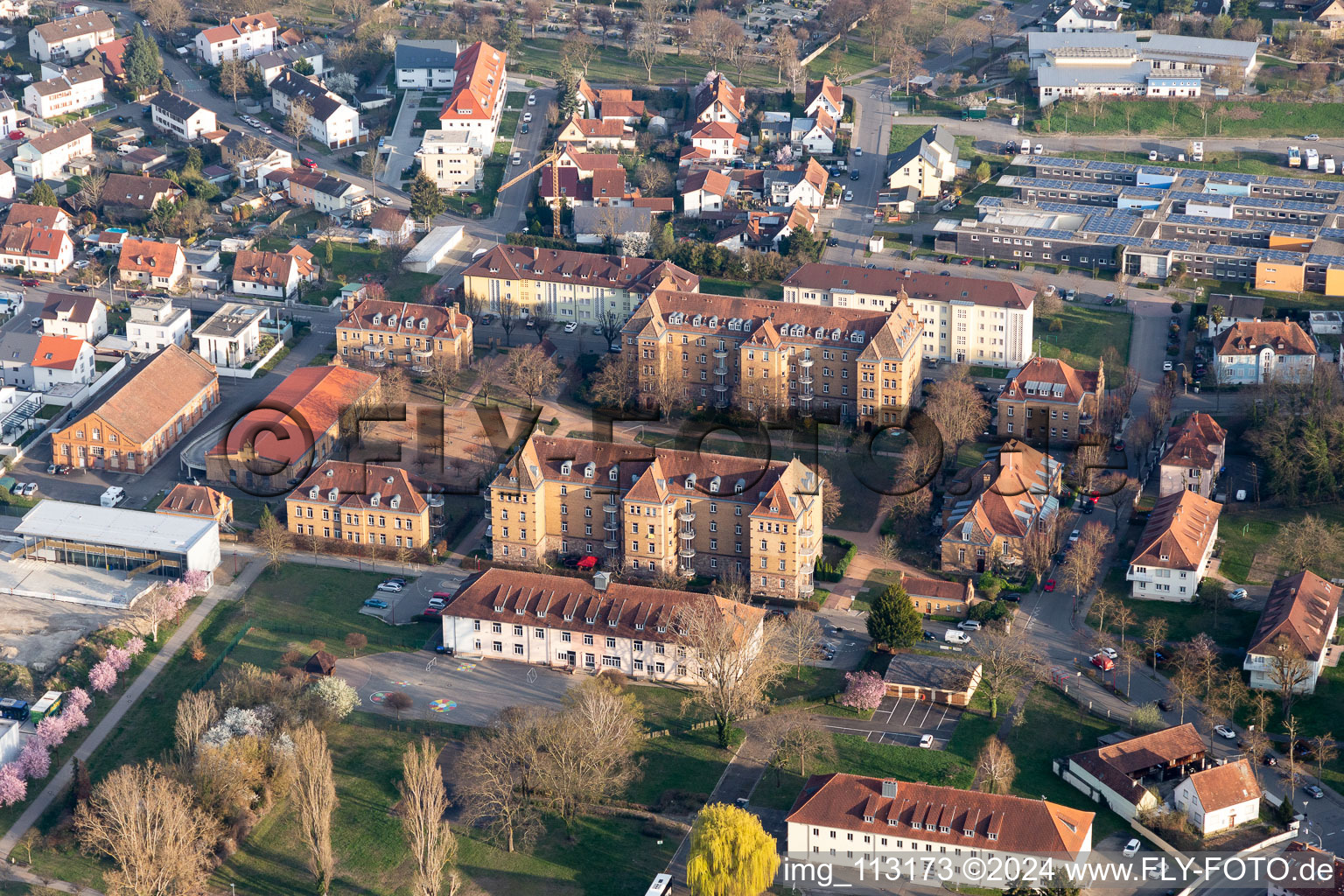 Vue aérienne de Vue sur les rues et les maisons le long de la Hafenstrasse - Rheintorstrasse à Breisach am Rhein dans le département Bade-Wurtemberg, Allemagne