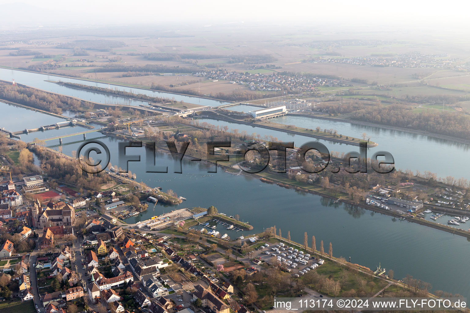 Vue aérienne de Port, île du Rhin à Breisach am Rhein dans le département Bade-Wurtemberg, Allemagne