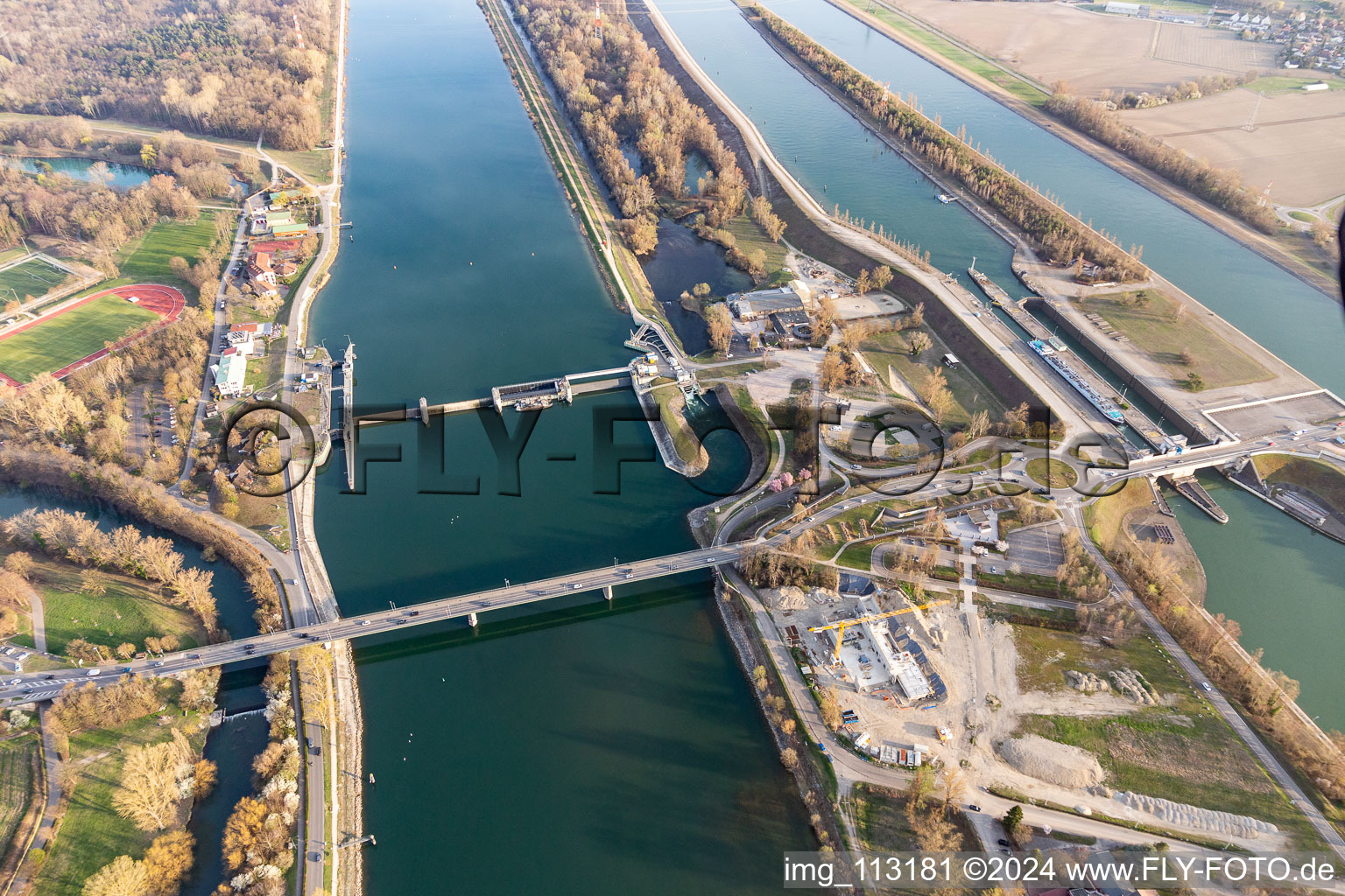 Vue aérienne de Barrage dans le Vieux Rhin à Breisach am Rhein, comprenant deux écluses sur le canal côté Rhin, déjà côté français à Breisach am Rhein dans le département Bade-Wurtemberg, Allemagne