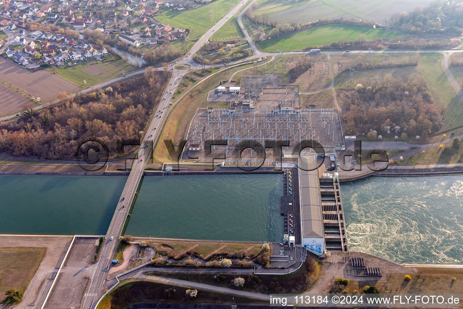 Vue aérienne de Site de la sous-station de conversion de tension et d'alimentation électrique d'Electricité De EDF sur le canal latéral du Rhin face à Breisach à Vogelgrun à Volgelsheim dans le département Haut-Rhin, France