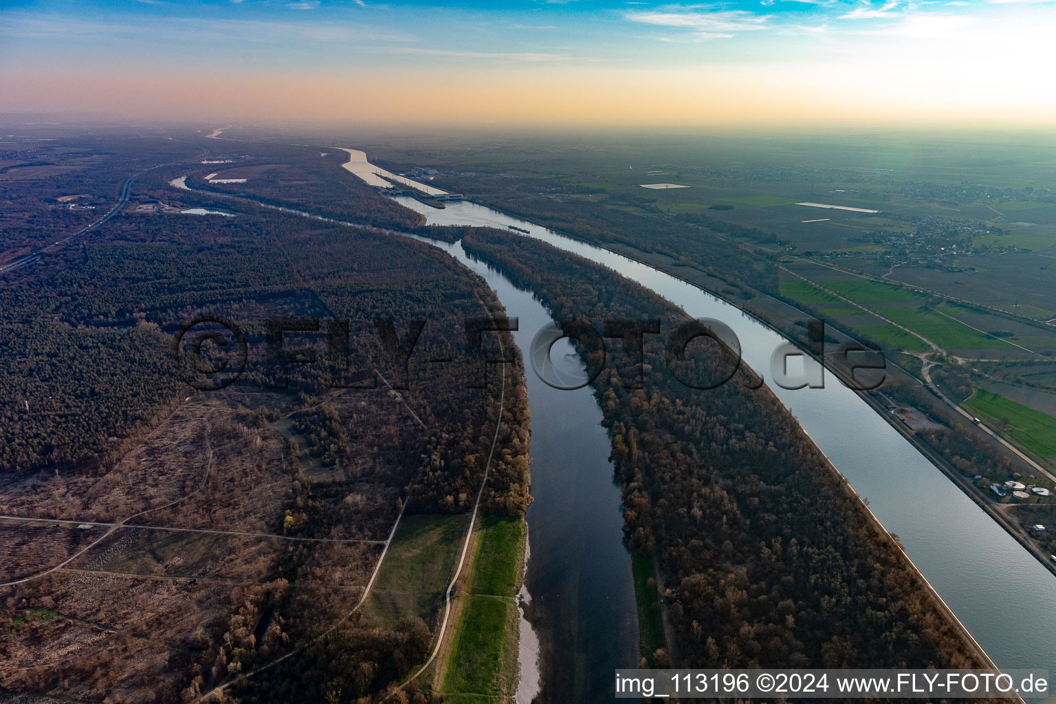 Vue aérienne de Île au bord du Rhin et du canal du Rhin entre Hartheim et Fessenheim à Fessenheim dans le département Haut-Rhin, France