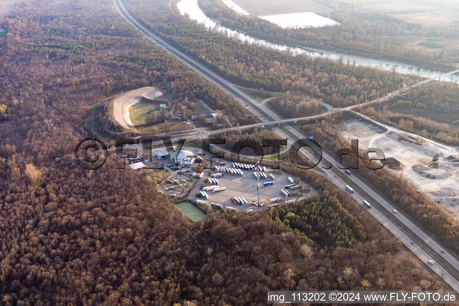 Vue aérienne de Stand de tir et aire de repos de Bremgarten à Hartheim am Rhein dans le département Bade-Wurtemberg, Allemagne