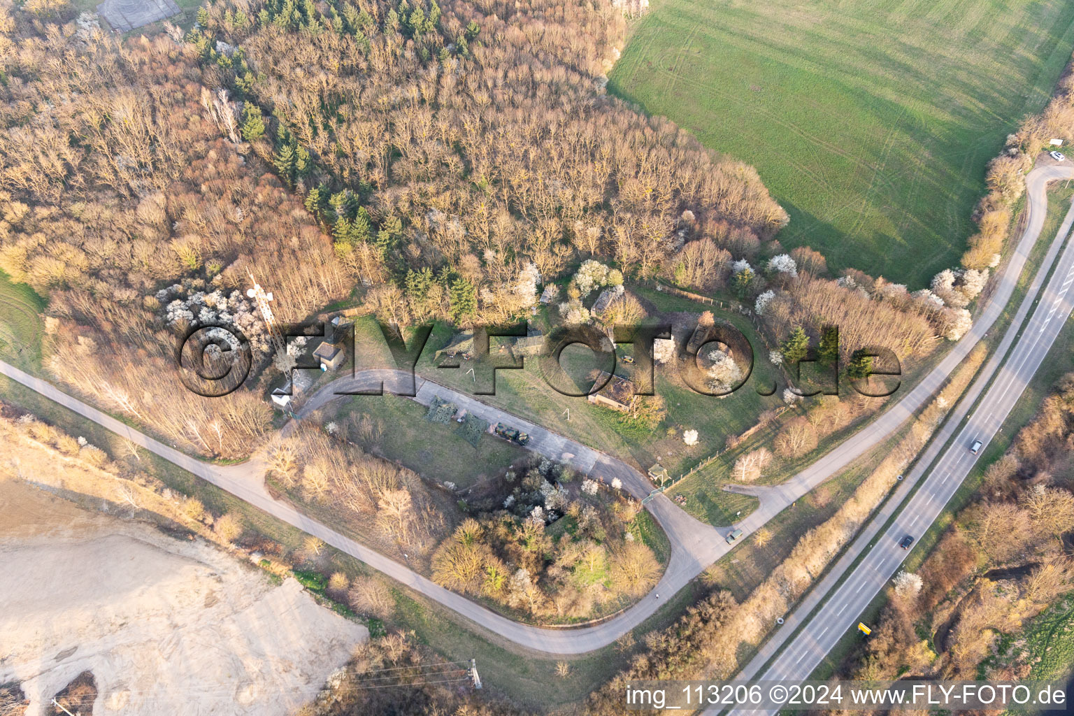 Vue aérienne de Zone d'entraînement militaire à Neuenburg am Rhein dans le département Bade-Wurtemberg, Allemagne