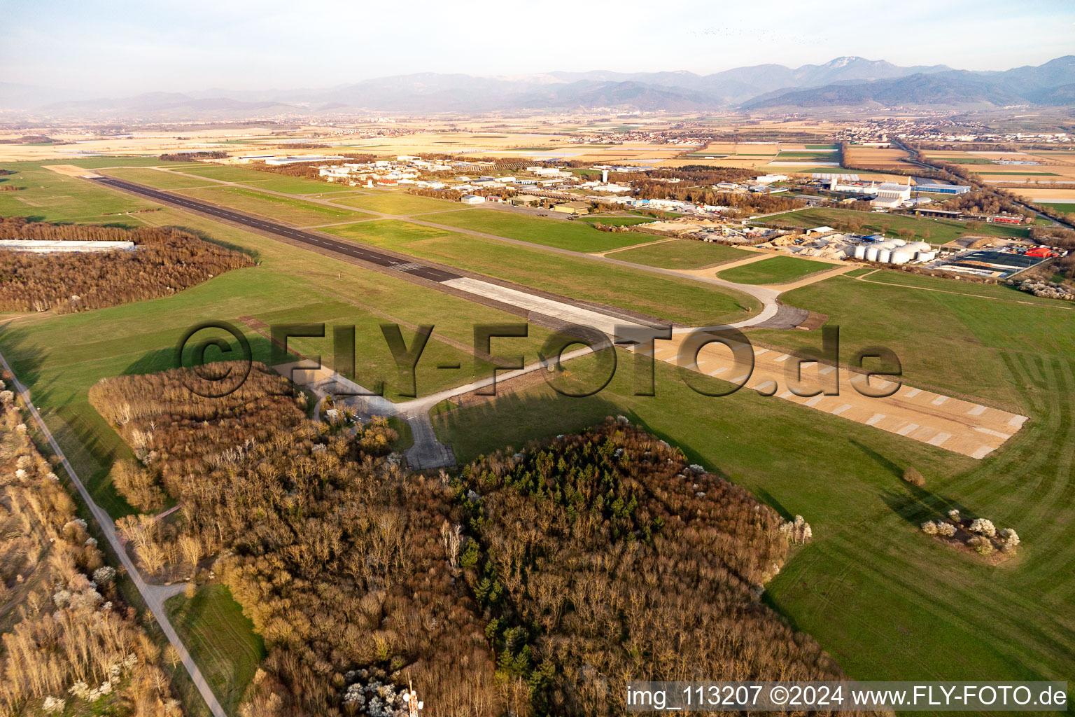 Vue aérienne de Piste avec zone de circulation à l'aérodrome de Bremgarten dans le district de Tunsel à Eschbach dans le département Bade-Wurtemberg, Allemagne