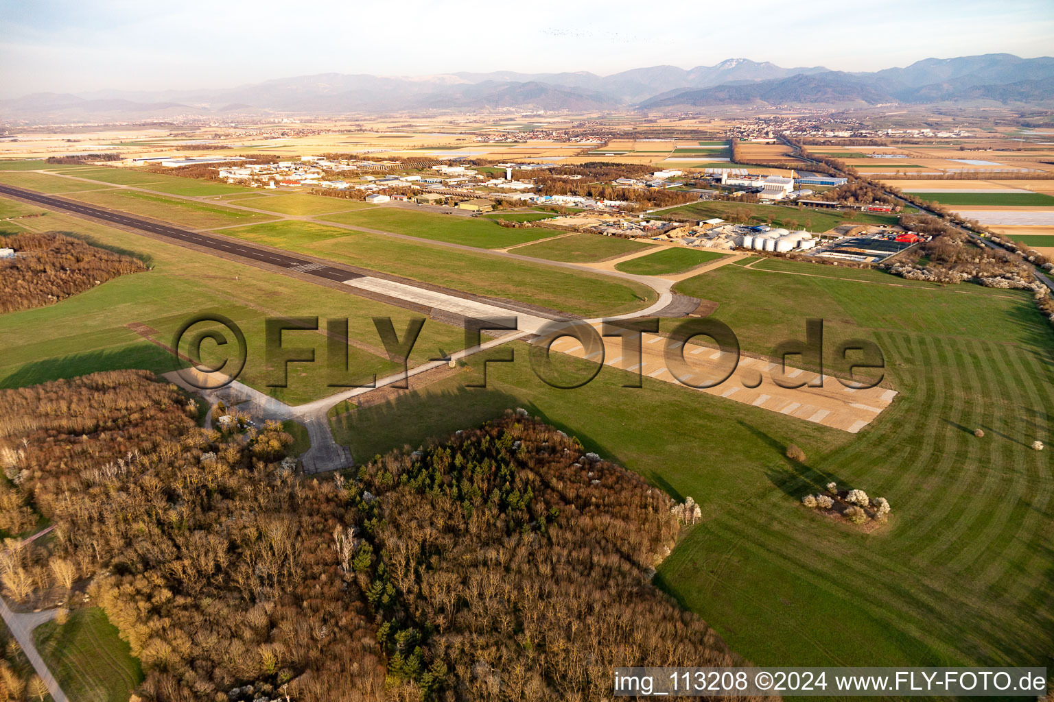 Vue aérienne de Aérodrome de Bremgarten, approche croisée vers 05 à Neuenburg am Rhein dans le département Bade-Wurtemberg, Allemagne