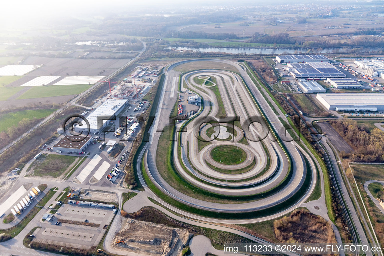 Vue aérienne de Piste d'essai de camions de l'usine de camions Daimler dans la zone industrielle de Wörth-Oberwald à Wörth am Rhein dans le département Rhénanie-Palatinat, Allemagne