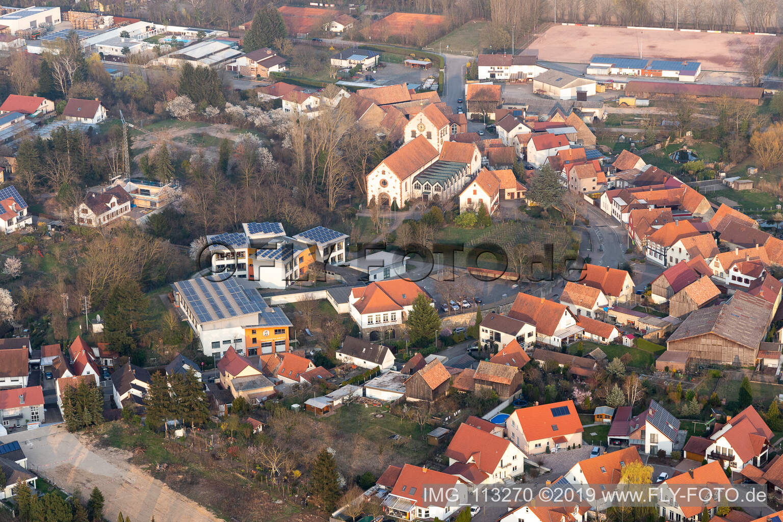 Vue aérienne de École primaire à Hördt dans le département Rhénanie-Palatinat, Allemagne
