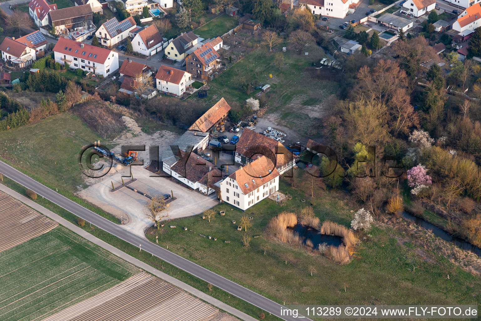 Vue aérienne de Le vieux moulin de Gehrlein à Hatzenbühl dans le département Rhénanie-Palatinat, Allemagne