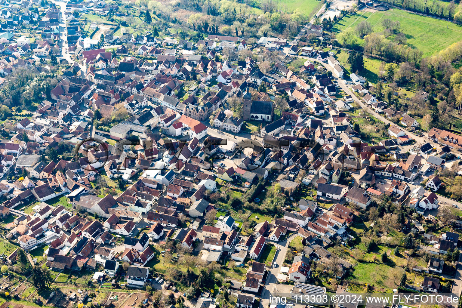 Quartier Billigheim in Billigheim-Ingenheim dans le département Rhénanie-Palatinat, Allemagne du point de vue du drone