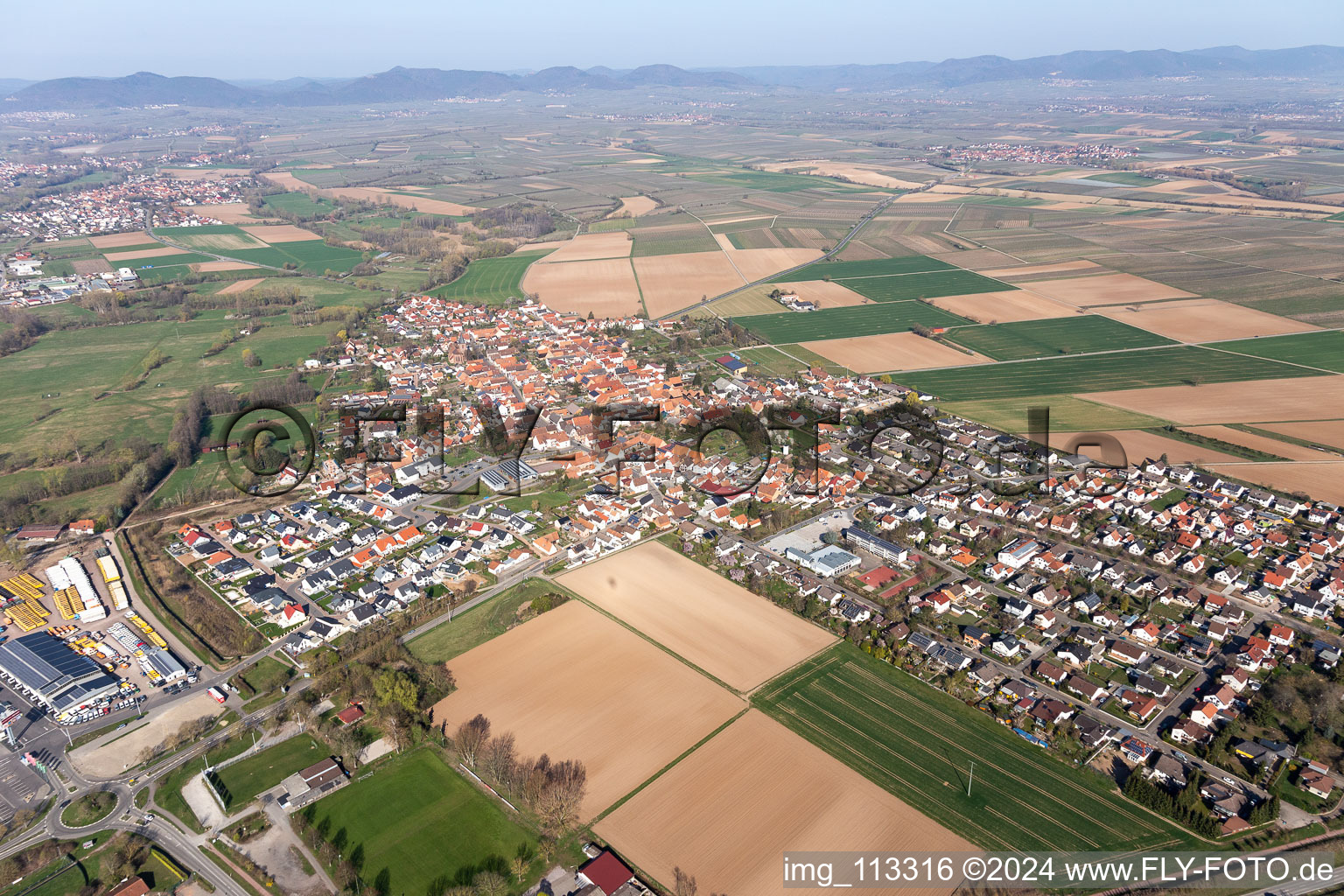 Champs agricoles et surfaces utilisables à Rohrbach dans le département Rhénanie-Palatinat, Allemagne d'en haut