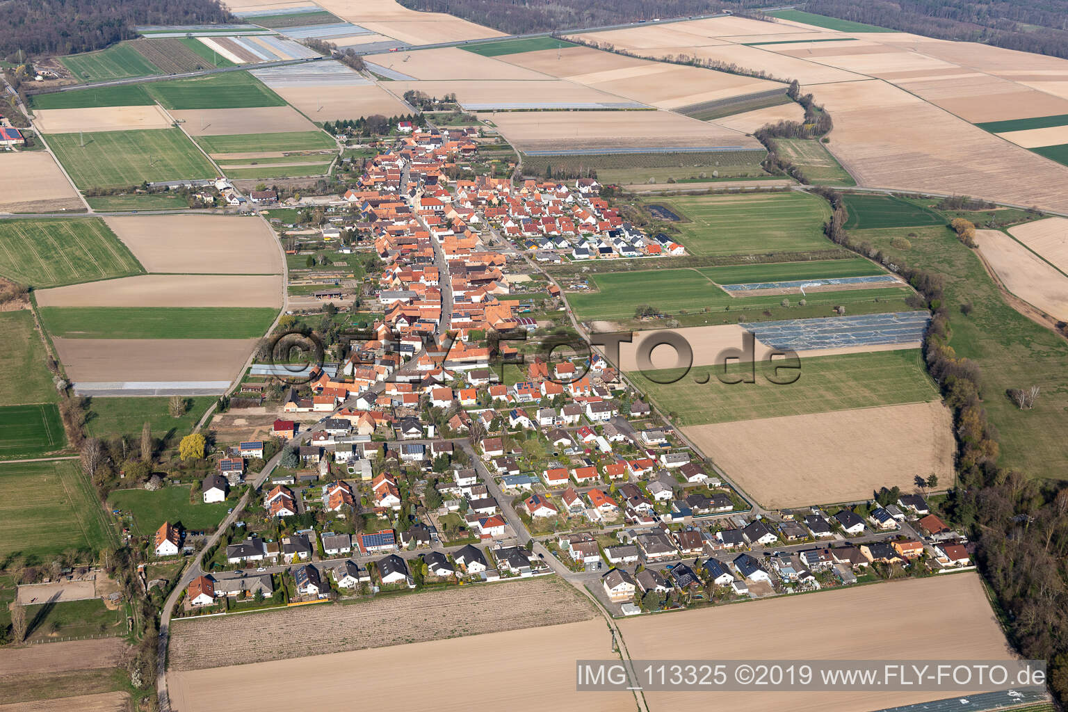 Erlenbach bei Kandel dans le département Rhénanie-Palatinat, Allemagne du point de vue du drone