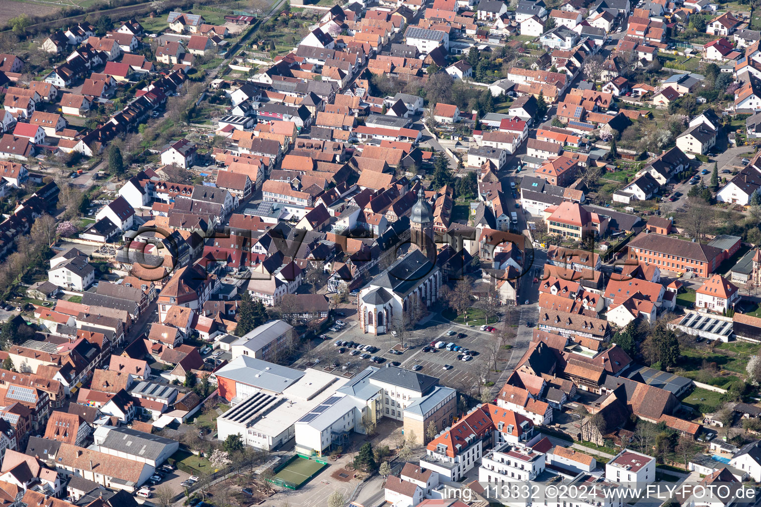 Vue aérienne de Place du marché de la mairie à Kandel dans le département Rhénanie-Palatinat, Allemagne