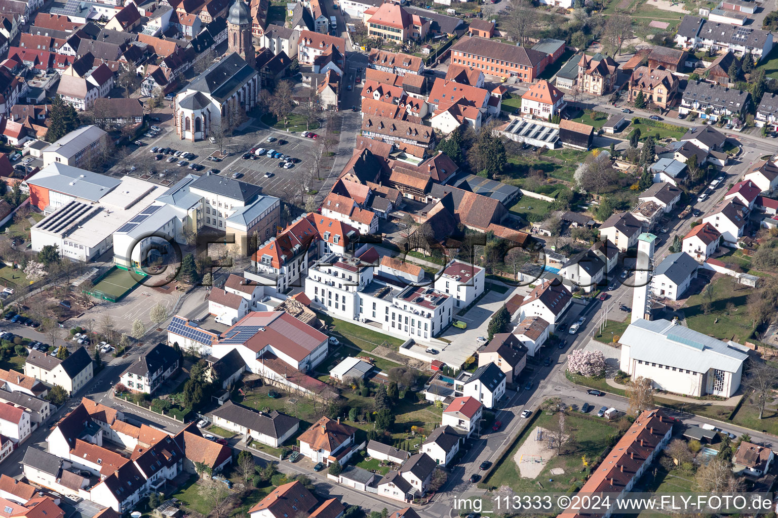 Vue aérienne de Nouvelle construction d'un immeuble résidentiel et commercial multifamilial derrière la Marktstrasse à Kandel dans le département Rhénanie-Palatinat, Allemagne