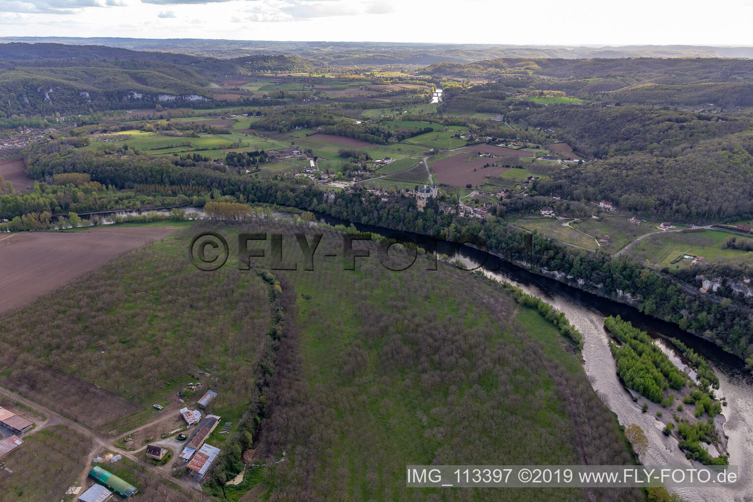 Vue aérienne de Plantations de noyers sur la boucle de la Dordogne à Vitrac dans le département Dordogne, France