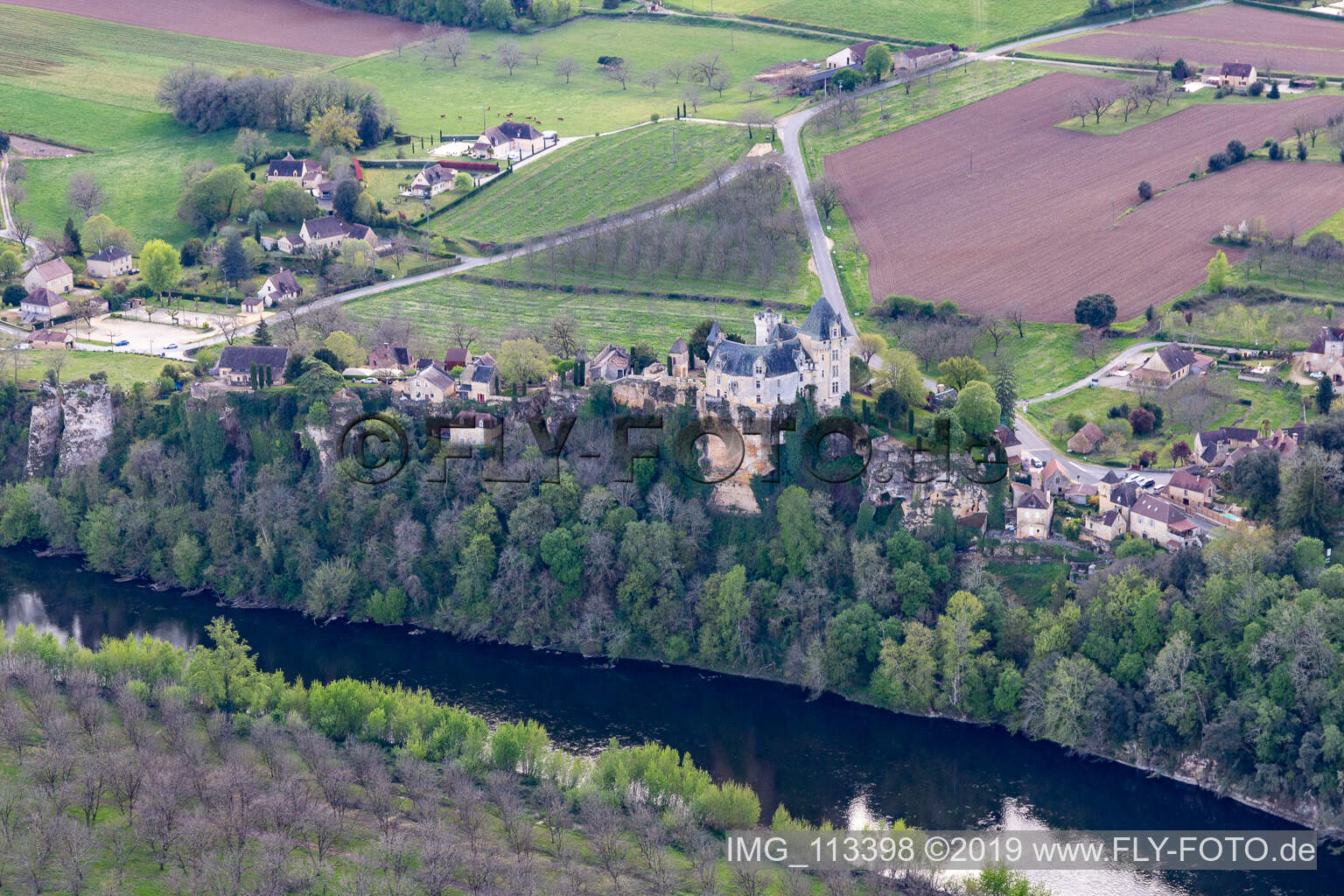 Vue aérienne de Cinglé de Montfort à Vitrac dans le département Dordogne, France