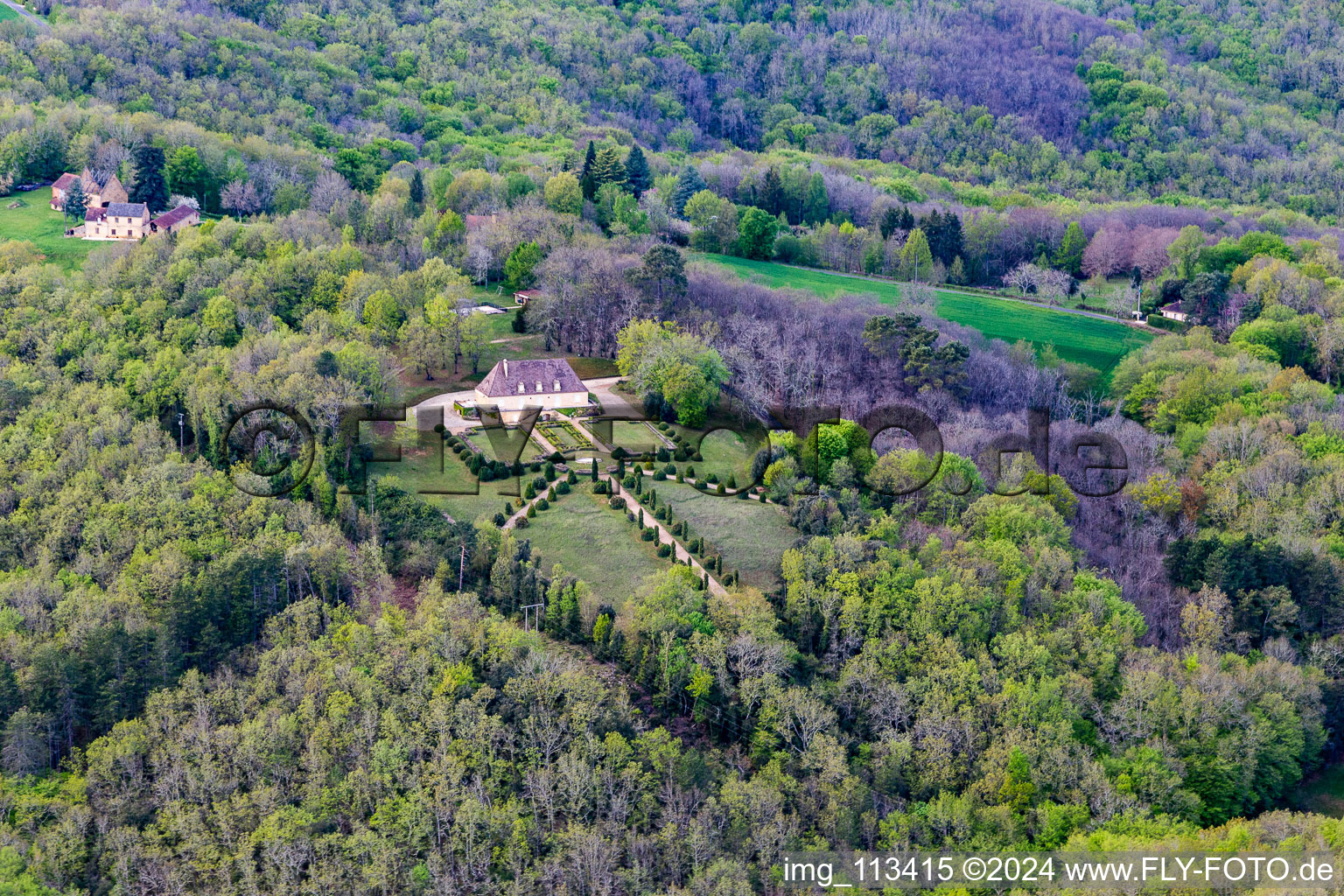 Vue aérienne de Château dans le Périgord Noir à Vitrac dans le département Dordogne, France