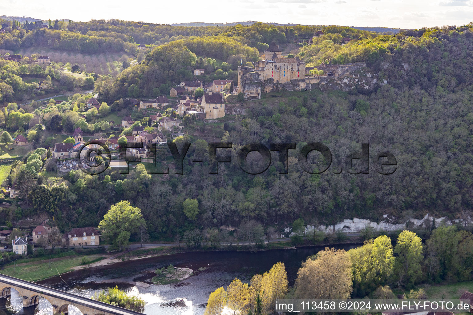 Vue aérienne de Pont de la Dordogne sous le château de Castelnaud-la Chapelle à Castelnaud-la-Chapelle dans le département Dordogne, France