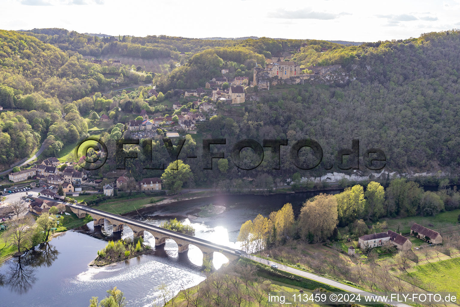 Vue aérienne de Pont de la Dordogne sous le château de Castelnaud-la Chapelle à Castelnaud-la-Chapelle dans le département Dordogne, France