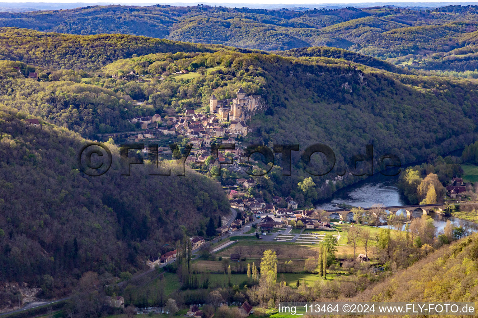 Vue aérienne de Château de Castelnaud-la Chapelle au-dessus du pont de la Dordogne à Castelnaud-la-Chapelle dans le département Dordogne, France