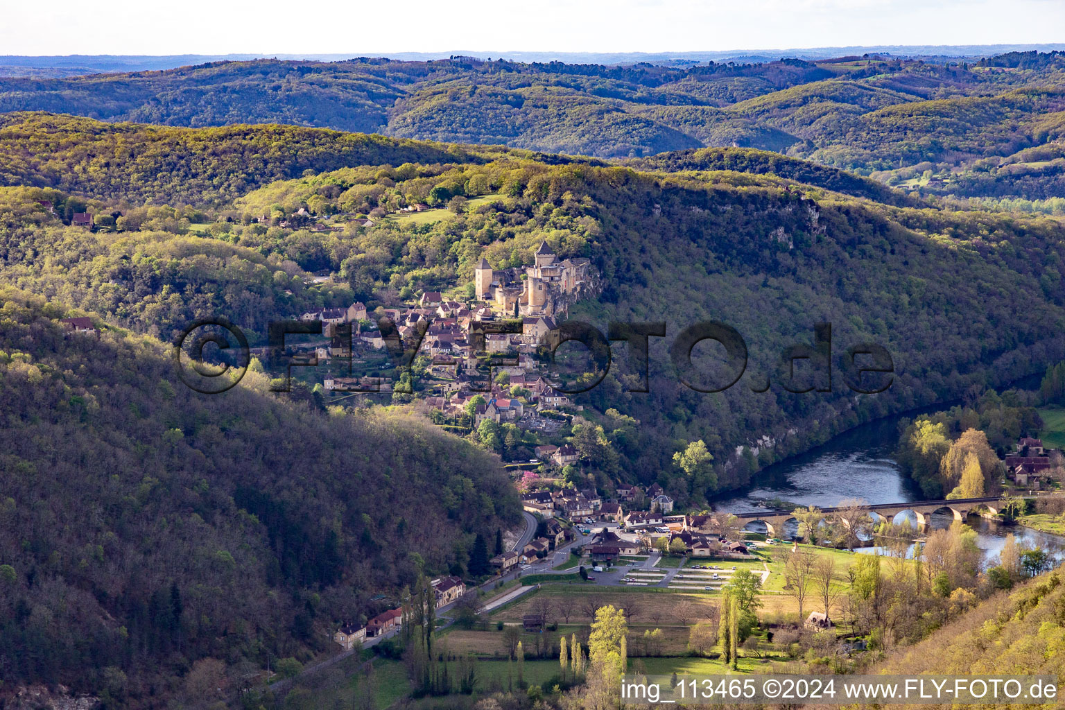 Vue aérienne de Château de Castelnaud-la Chapelle au-dessus du pont de la Dordogne à Castelnaud-la-Chapelle dans le département Dordogne, France
