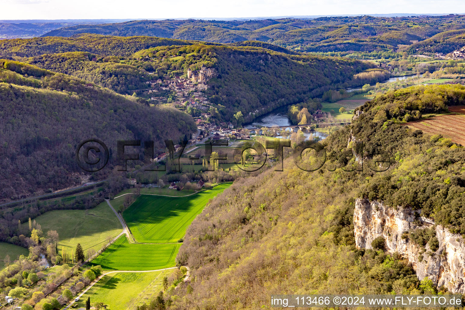 Photographie aérienne de Château de Castelnaud-la Chapelle au-dessus du pont de la Dordogne à Castelnaud-la-Chapelle dans le département Dordogne, France