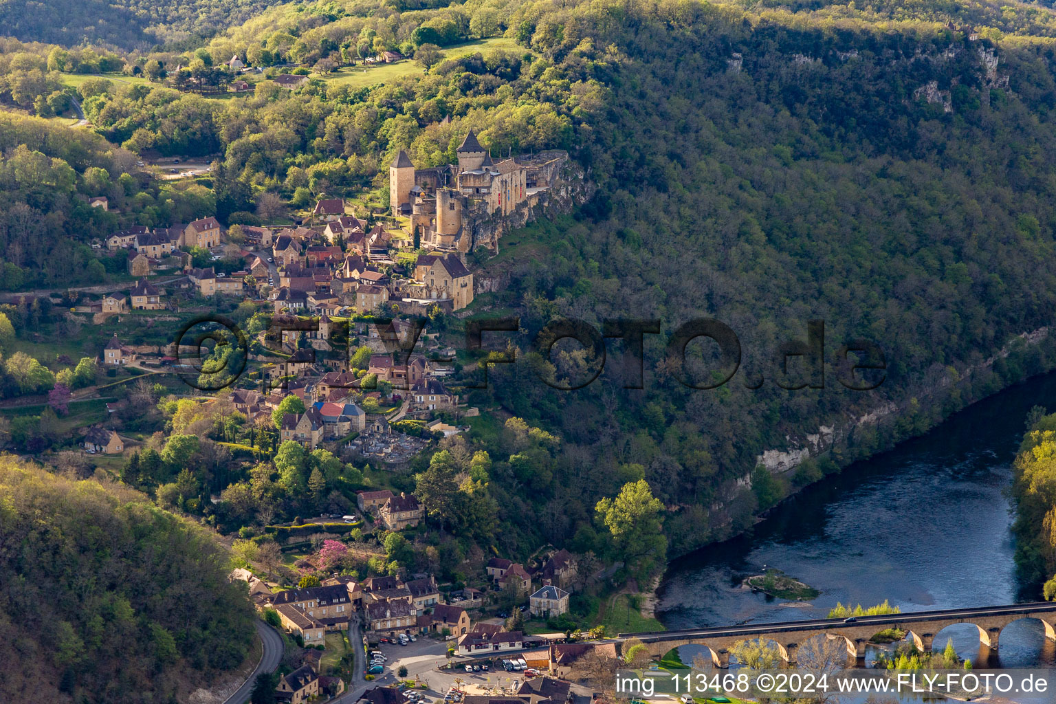 Vue aérienne de Complexe du Château de Castelnaud-la-Chapelle à Castelnaud-la-Chapelle dans le département Dordogne, France