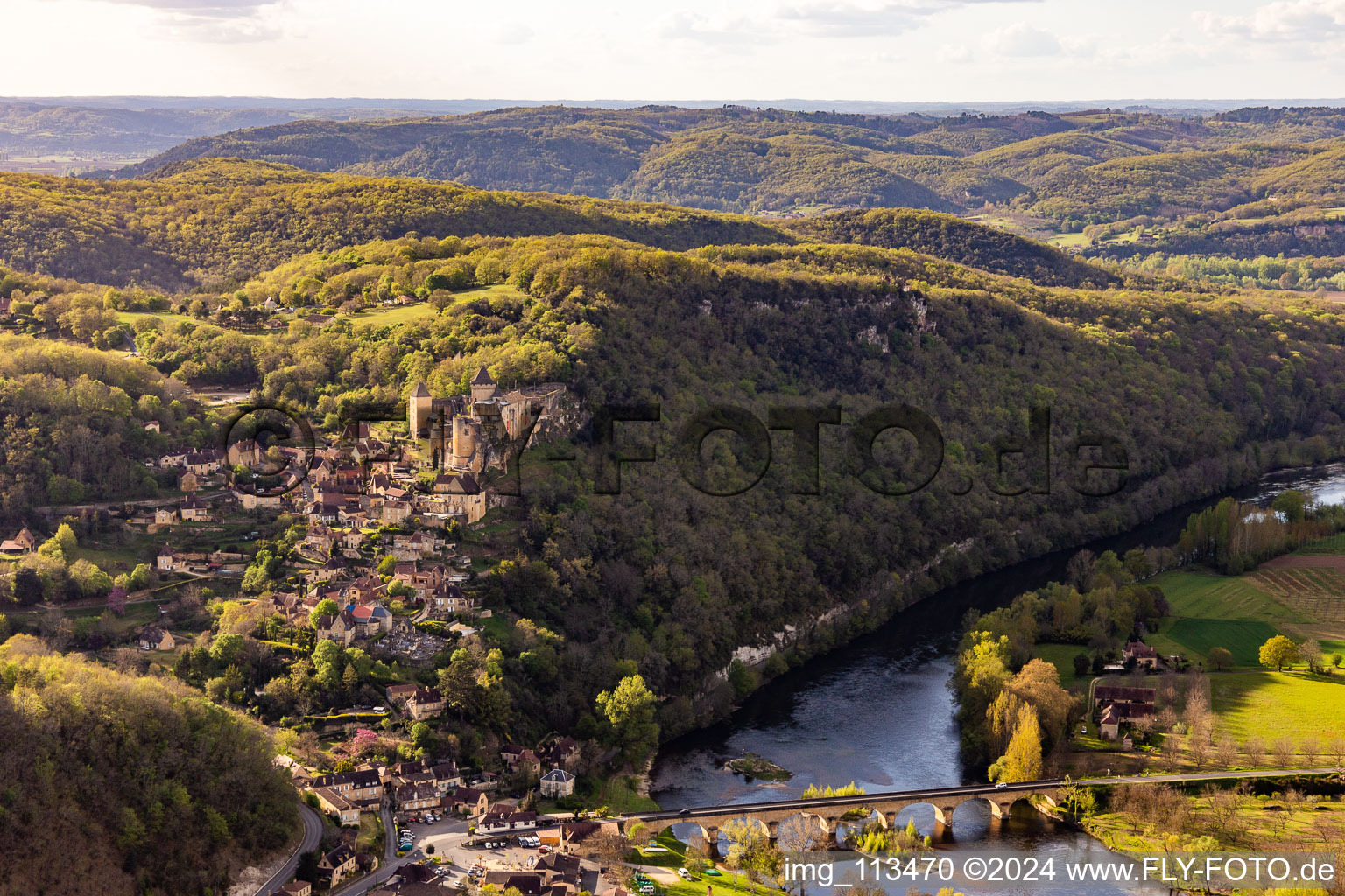 Vue oblique de Château de Castelnaud-la Chapelle sur le pont de la Dordogne à Castelnaud-la-Chapelle dans le département Dordogne, France