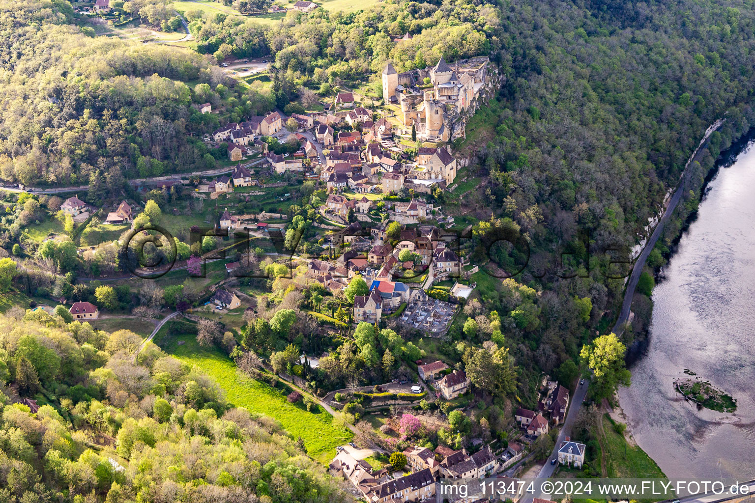 Château de Castelnaud-la Chapelle au-dessus du pont de la Dordogne à Castelnaud-la-Chapelle dans le département Dordogne, France d'en haut