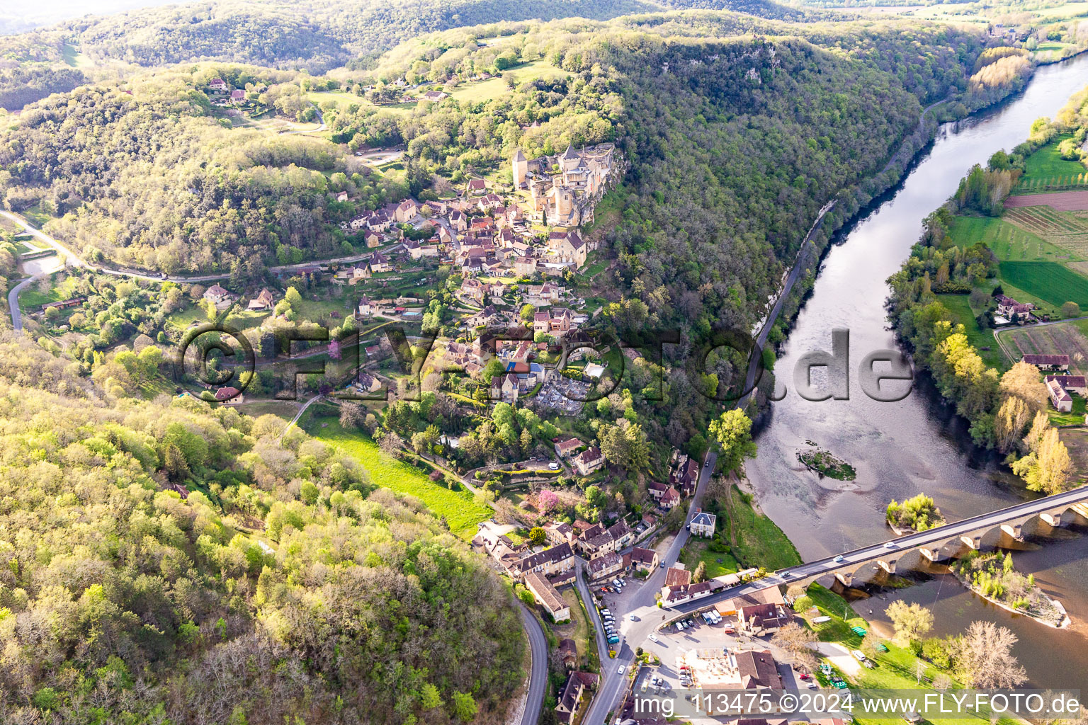 Château de Castelnaud-la Chapelle au-dessus du pont de la Dordogne à Castelnaud-la-Chapelle dans le département Dordogne, France hors des airs