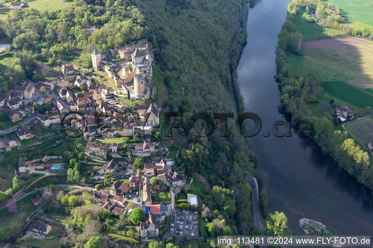 Château de Castelnaud-la Chapelle au-dessus du pont de la Dordogne à Castelnaud-la-Chapelle dans le département Dordogne, France vue d'en haut