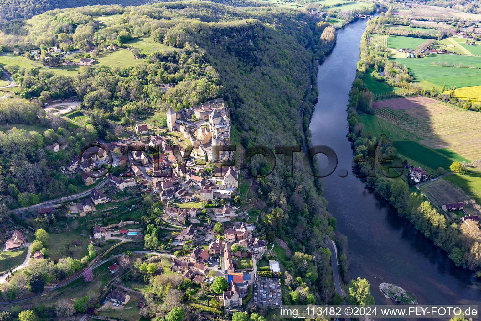 Château de Castelnaud-la Chapelle au-dessus du pont de la Dordogne à Castelnaud-la-Chapelle dans le département Dordogne, France depuis l'avion
