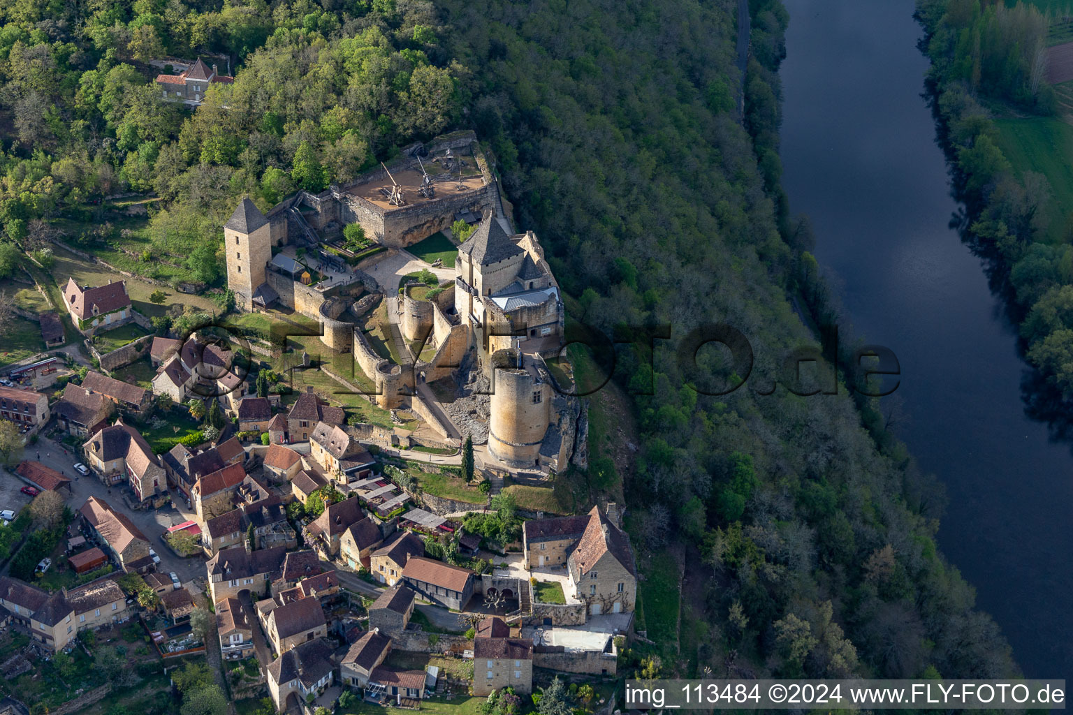 Vue d'oiseau de Château de Castelnaud-la Chapelle au-dessus du pont de la Dordogne à Castelnaud-la-Chapelle dans le département Dordogne, France
