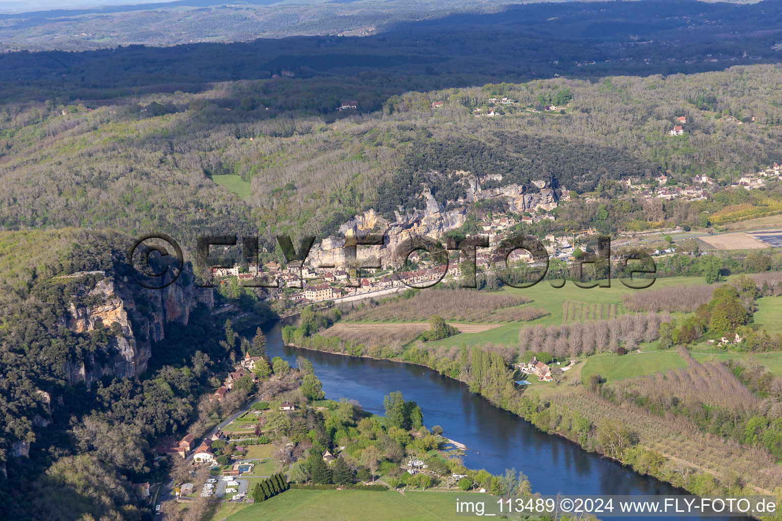 La Roque-Gageac dans le département Dordogne, France vue du ciel