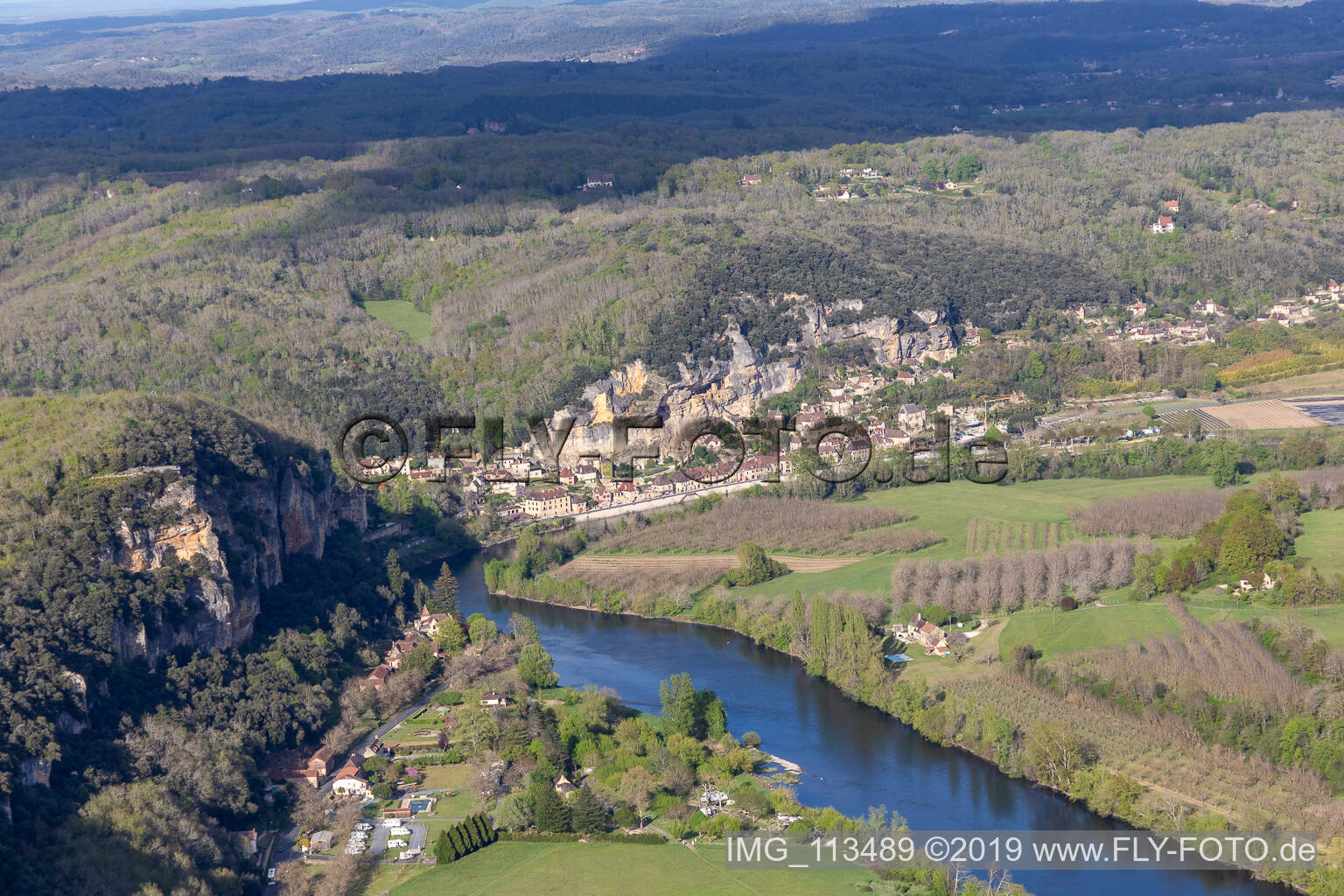 La Roque-Gageac dans le département Dordogne, France vue du ciel