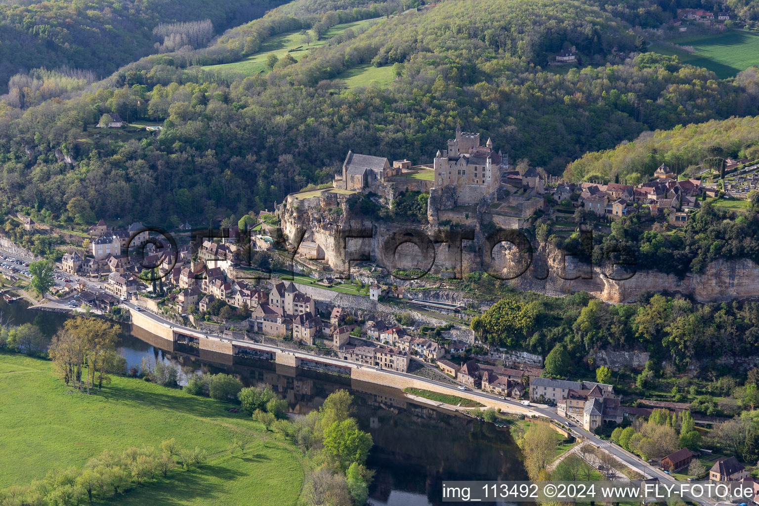 Vue aérienne de Château de Beynac à Beynac-et-Cazenac dans le département Dordogne, France