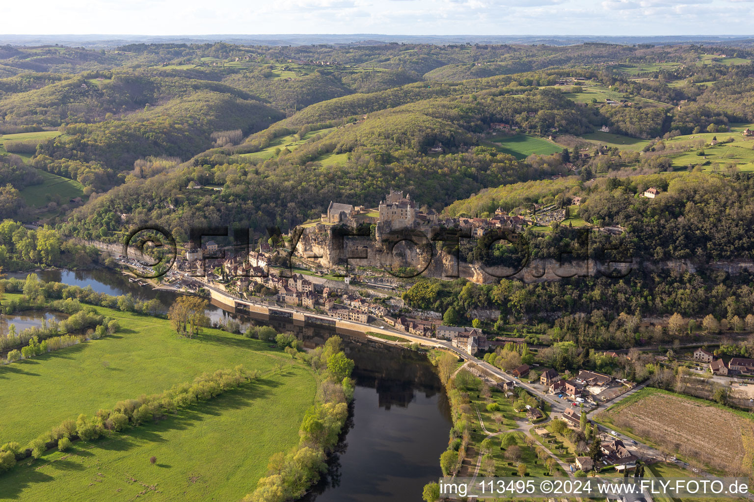 Vue aérienne de Château de Beynac à Beynac-et-Cazenac dans le département Dordogne, France