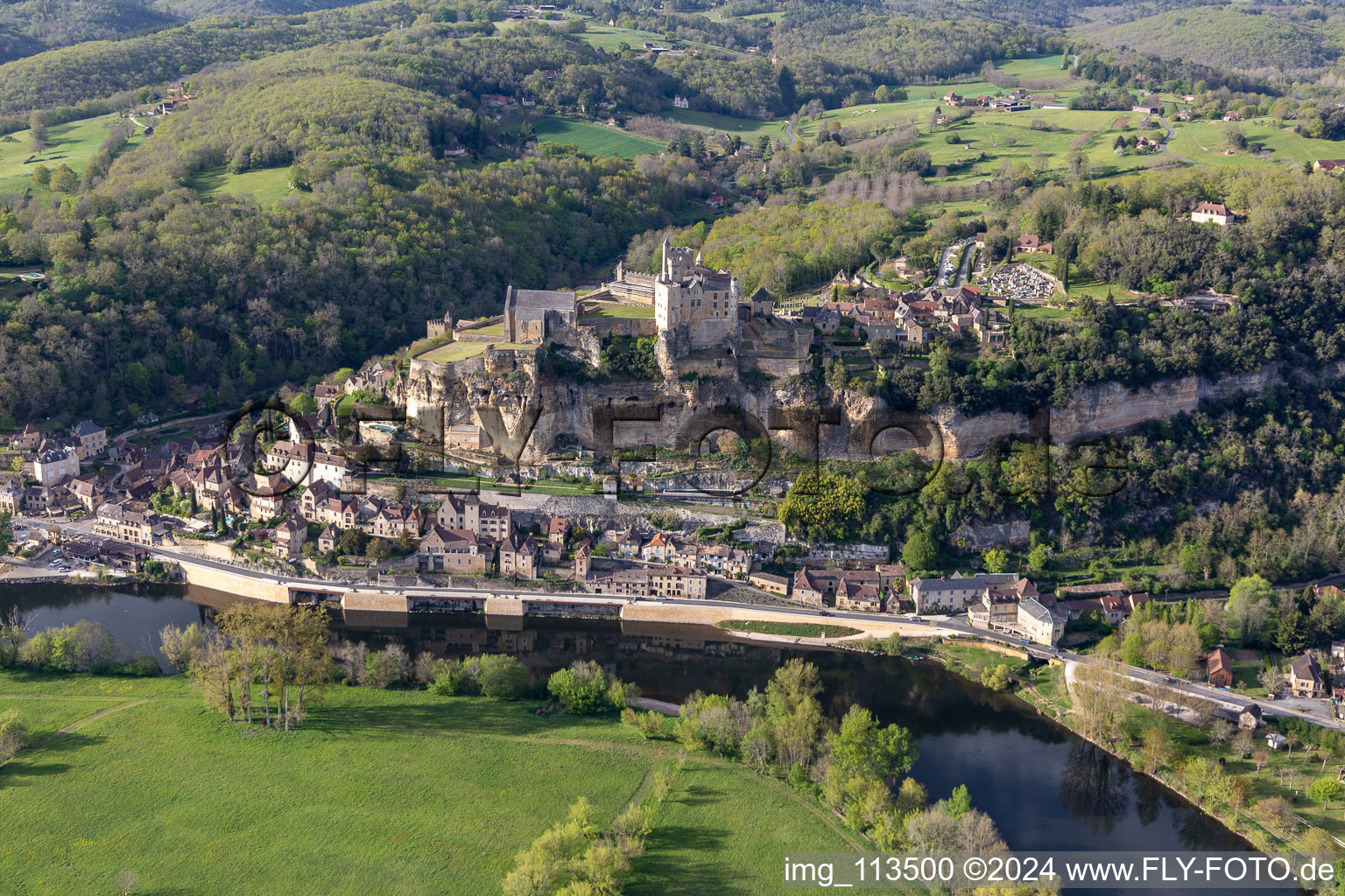 Vue oblique de Château de Beynac à Beynac-et-Cazenac dans le département Dordogne, France