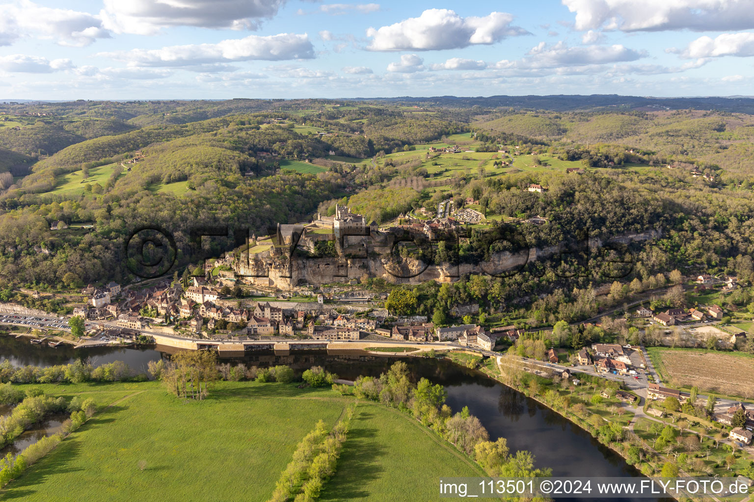 Château de Beynac à Beynac-et-Cazenac dans le département Dordogne, France d'en haut